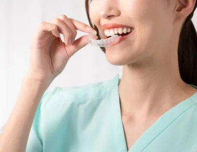 見た目に配慮した矯正装置を採用